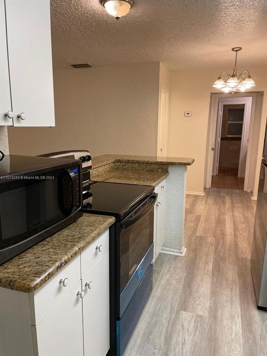 Active With Contract: $1,600 (1 beds, 1 baths, 720 Square Feet)