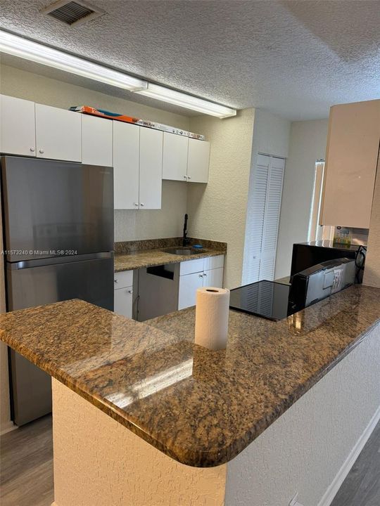 Active With Contract: $1,600 (1 beds, 1 baths, 720 Square Feet)