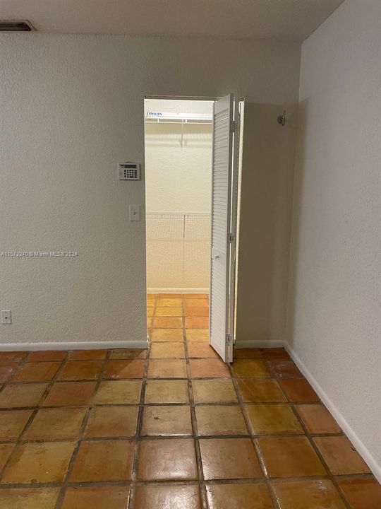 Active With Contract: $1,600 (1 beds, 1 baths, 720 Square Feet)