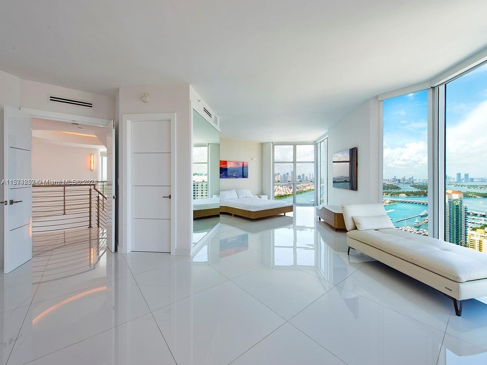 Recientemente alquilado: $25,000 (3 camas, 3 baños, 4300 Pies cuadrados)