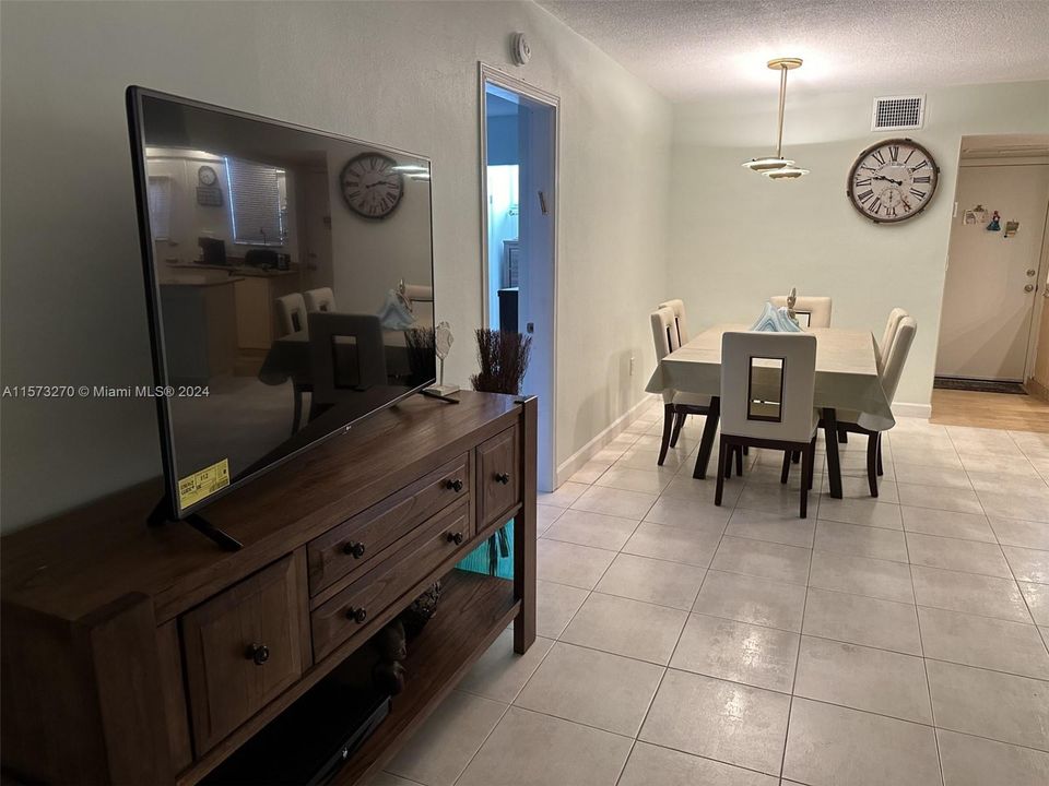 For Sale: $279,900 (2 beds, 2 baths, 1083 Square Feet)