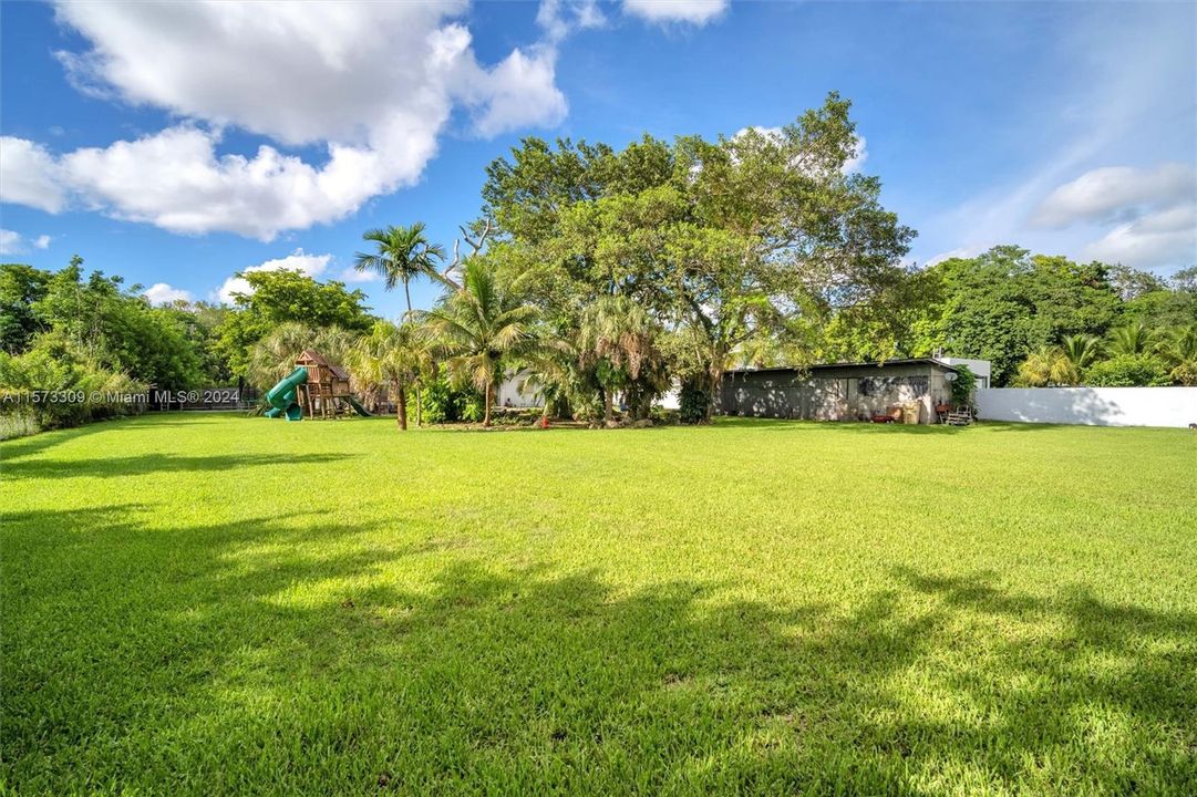 Active With Contract: $1,250,000 (4 beds, 2 baths, 1839 Square Feet)