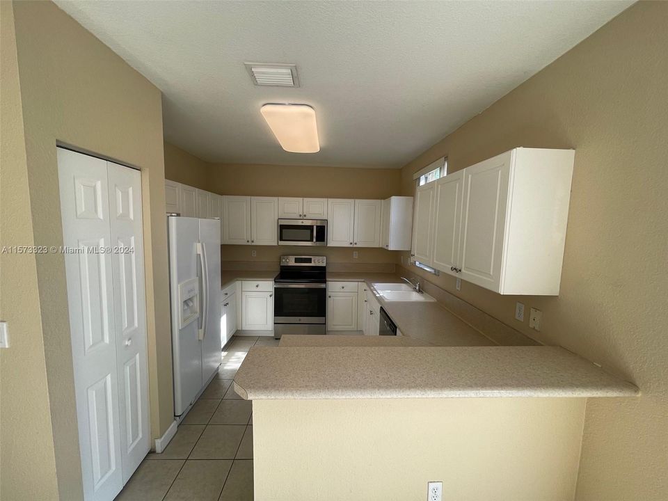 For Rent: $2,600 (4 beds, 2 baths, 1546 Square Feet)