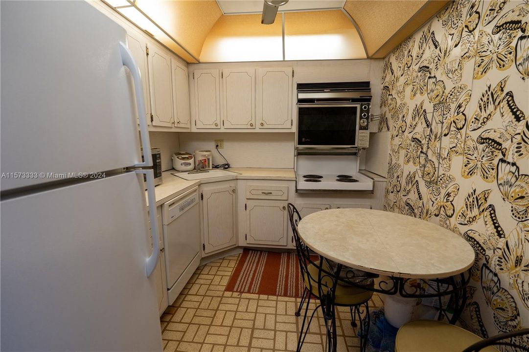 For Sale: $210,000 (1 beds, 1 baths, 857 Square Feet)