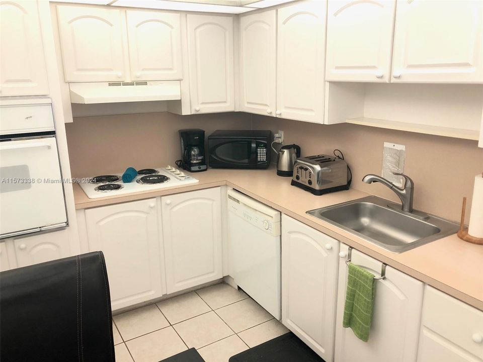 Recently Rented: $2,575 (1 beds, 1 baths, 874 Square Feet)