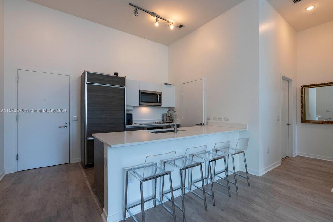 For Sale: $475,000 (1 beds, 1 baths, 769 Square Feet)