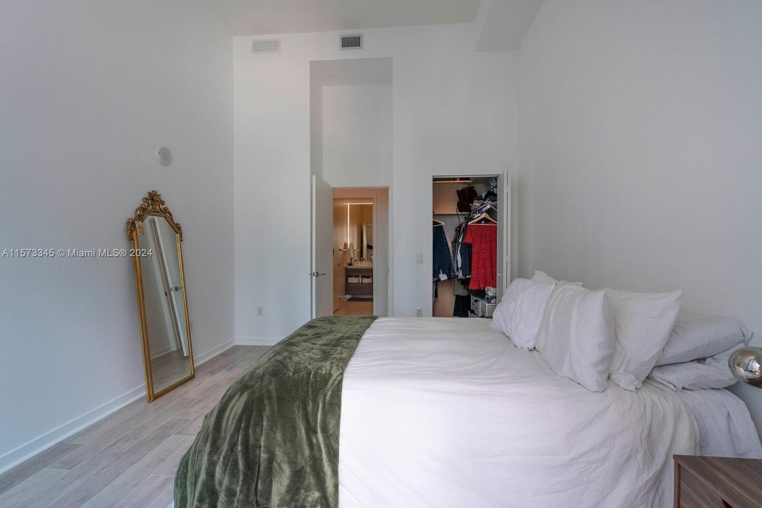 For Sale: $475,000 (1 beds, 1 baths, 769 Square Feet)