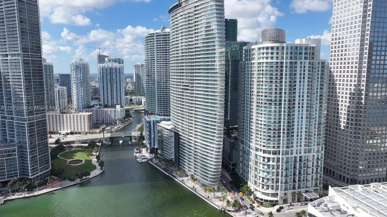 City view of Downtown Miami and MET 1 condominium