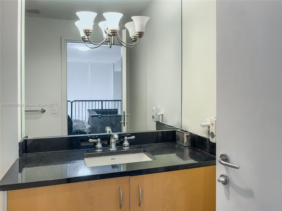 For Sale: $535,000 (1 beds, 1 baths, 824 Square Feet)