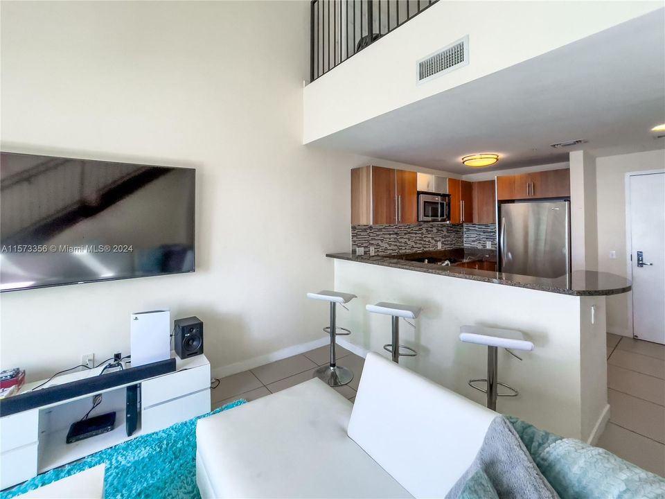 For Sale: $535,000 (1 beds, 1 baths, 824 Square Feet)