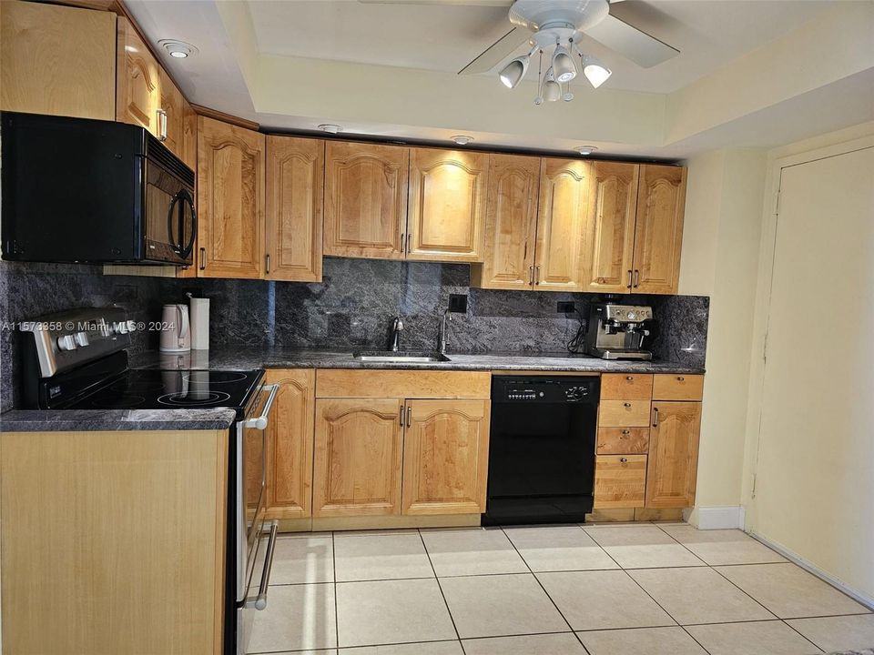For Sale: $390,000 (2 beds, 2 baths, 1087 Square Feet)