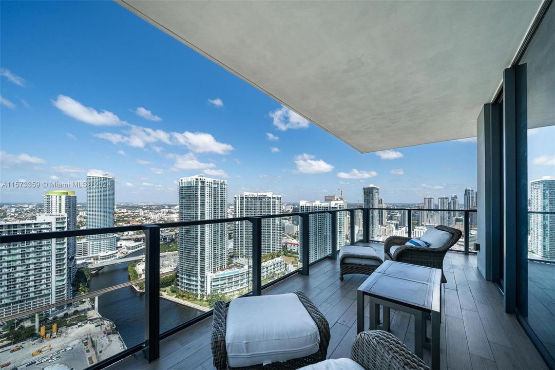 For Sale: $2,900,000 (3 beds, 4 baths, 2526 Square Feet)