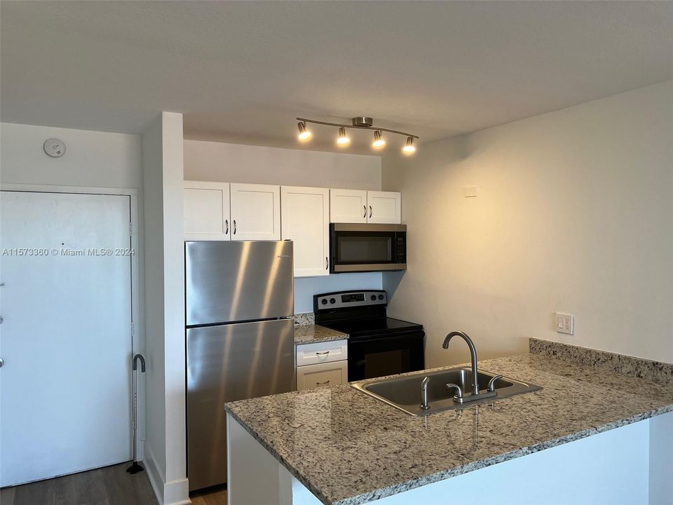 For Sale: $165,900 (1 beds, 1 baths, 606 Square Feet)
