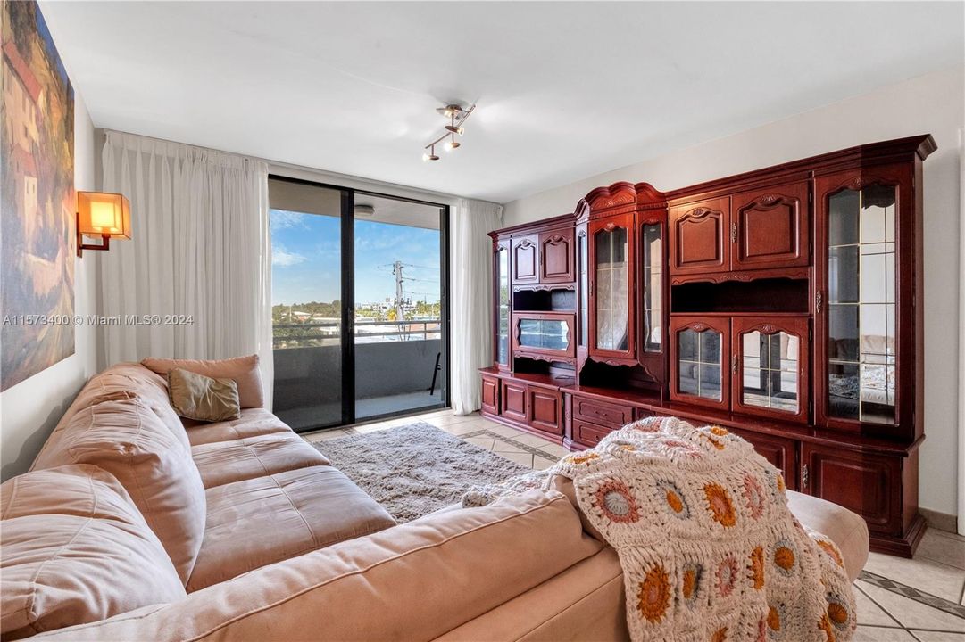 For Sale: $435,000 (2 beds, 2 baths, 1048 Square Feet)