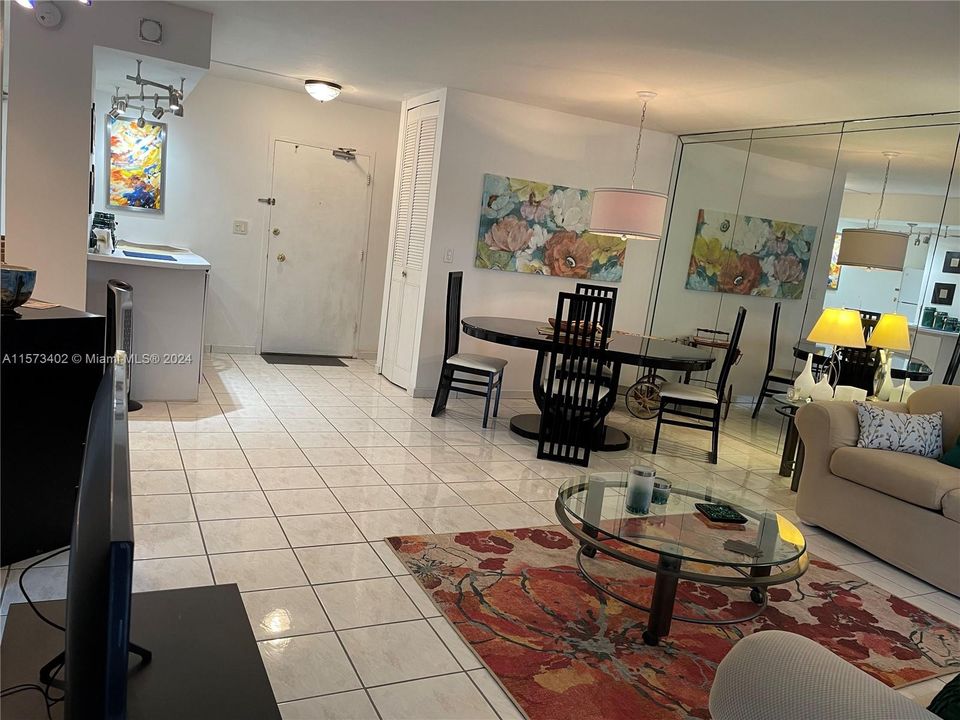 For Rent: $2,350 (1 beds, 1 baths, 810 Square Feet)