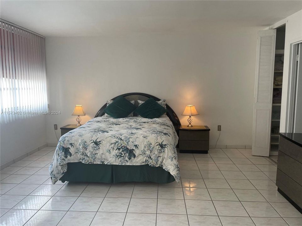 For Rent: $2,350 (1 beds, 1 baths, 810 Square Feet)