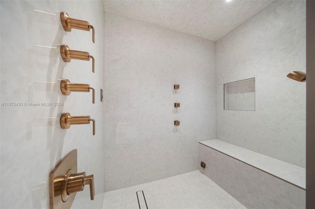 待售: $8,000,000 (4 贝兹, 4 浴室, 3820 平方英尺)