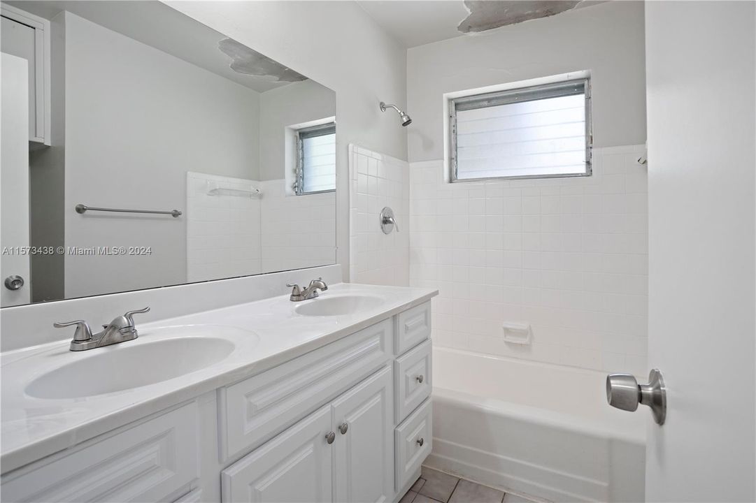 Active With Contract: $479,900 (3 beds, 2 baths, 1313 Square Feet)