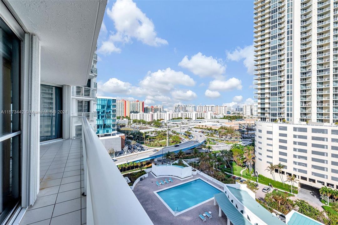 Active With Contract: $7,950 (2 beds, 2 baths, 2020 Square Feet)