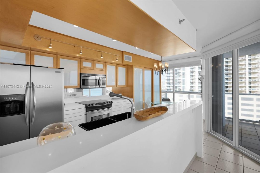 Active With Contract: $7,950 (2 beds, 2 baths, 2020 Square Feet)