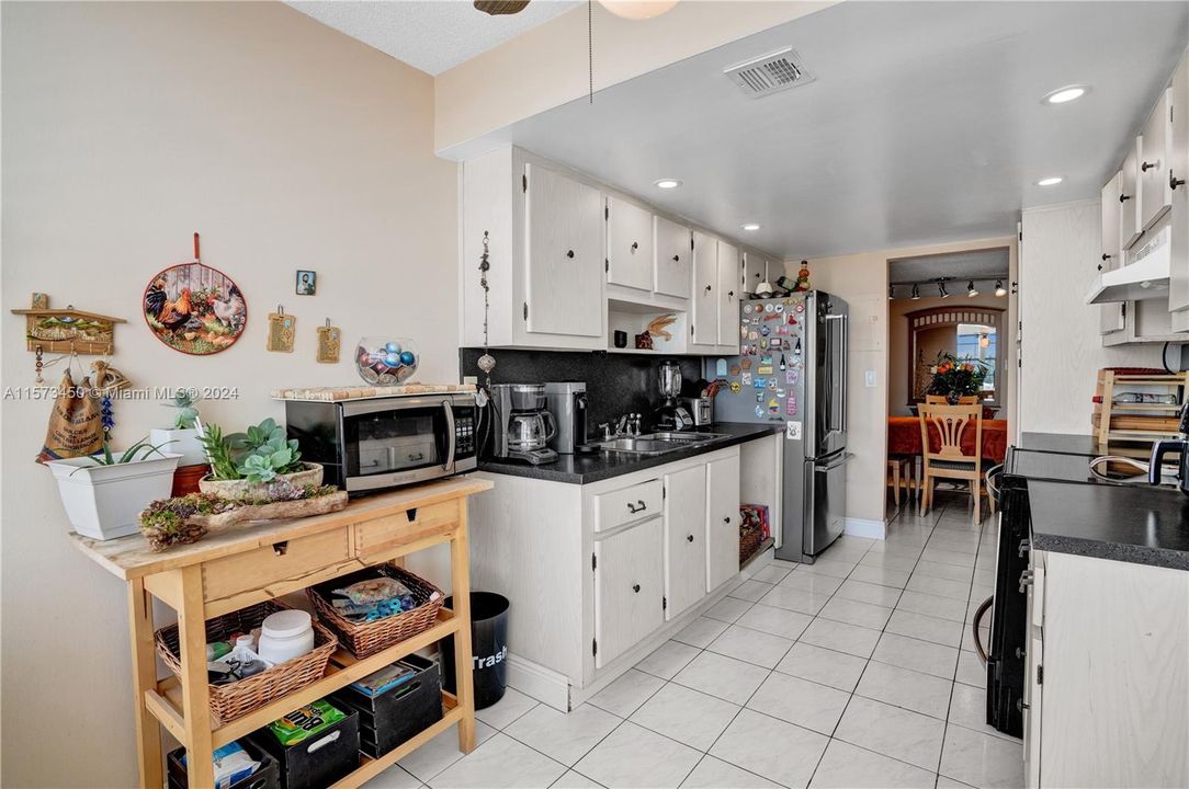 For Sale: $400,000 (2 beds, 2 baths, 1565 Square Feet)