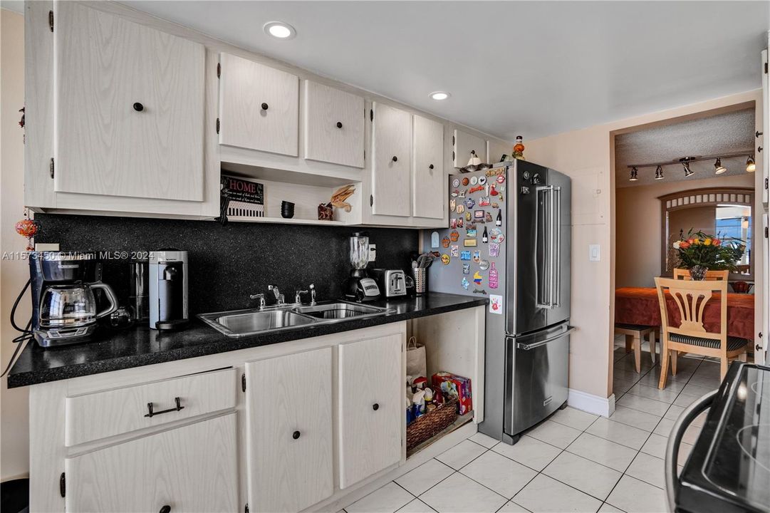 For Sale: $400,000 (2 beds, 2 baths, 1565 Square Feet)