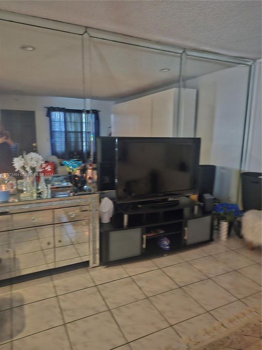 For Rent: $1,800 (1 beds, 1 baths, 810 Square Feet)