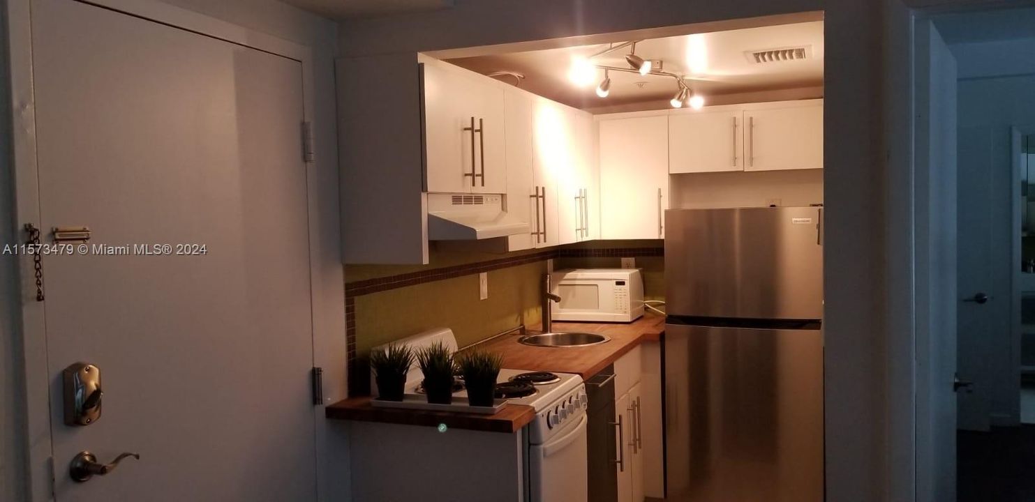 For Sale: $239,000 (1 beds, 1 baths, 420 Square Feet)