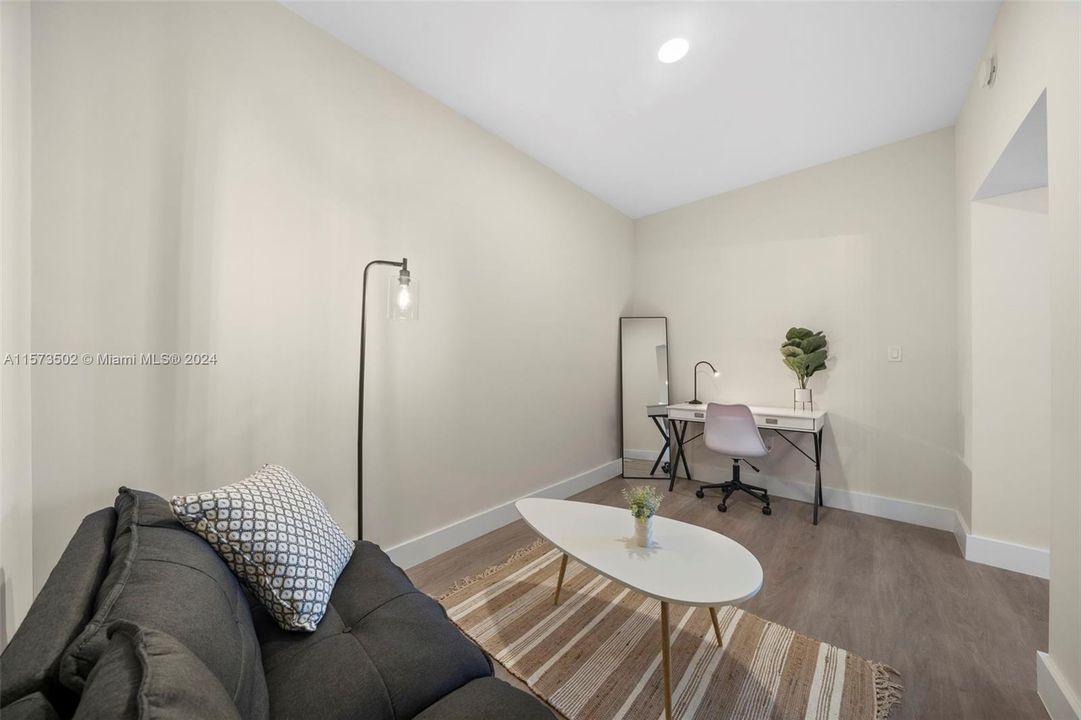 For Sale: $529,000 (1 beds, 1 baths, 777 Square Feet)