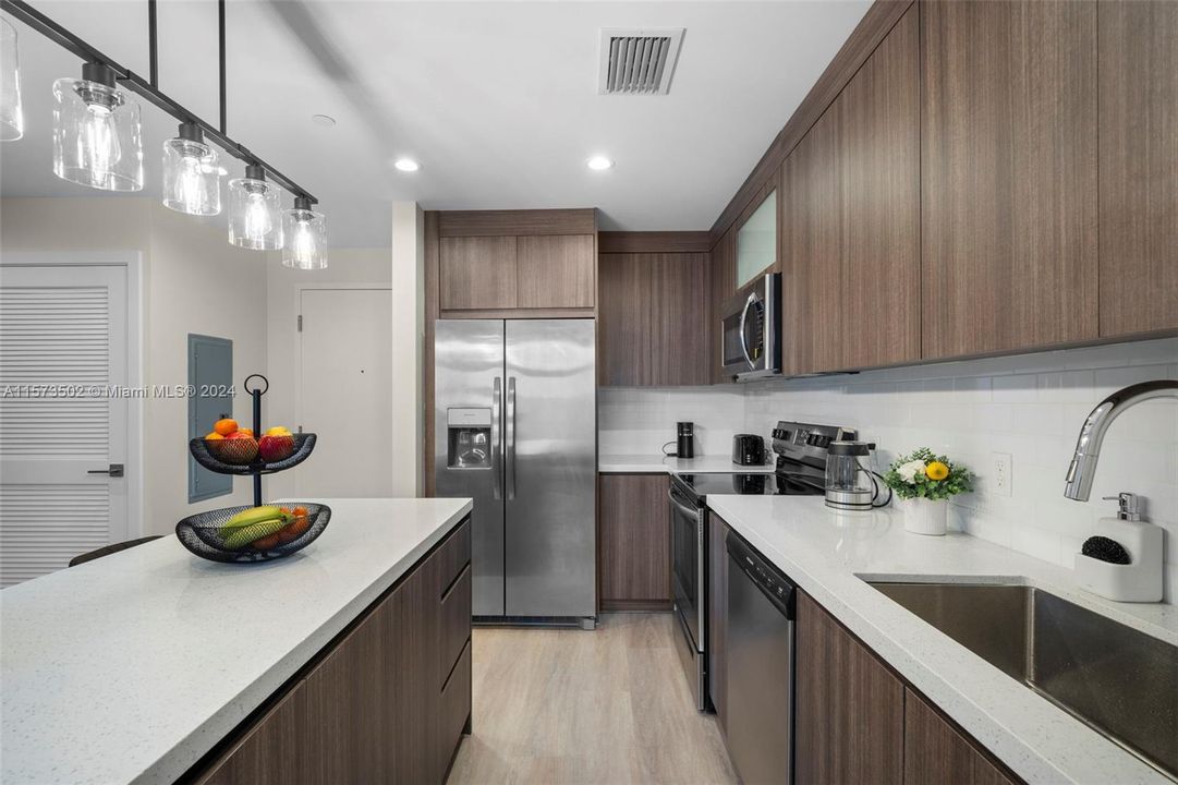 For Sale: $529,000 (1 beds, 1 baths, 777 Square Feet)