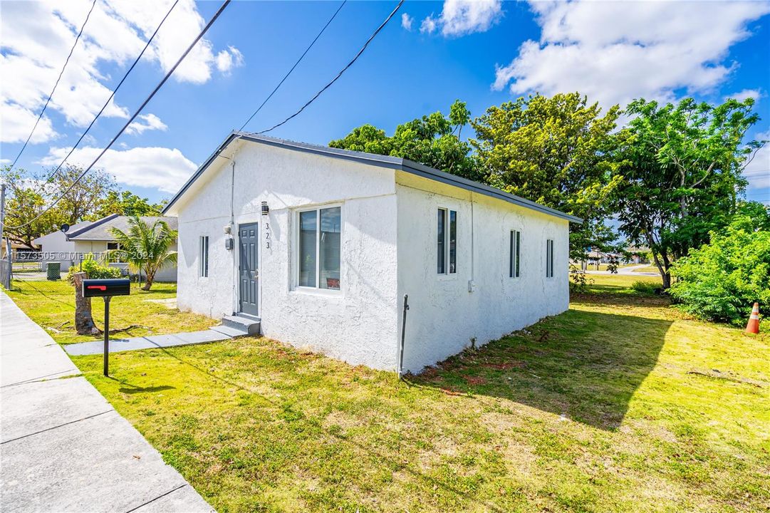 For Sale: $350,000 (3 beds, 2 baths, 976 Square Feet)