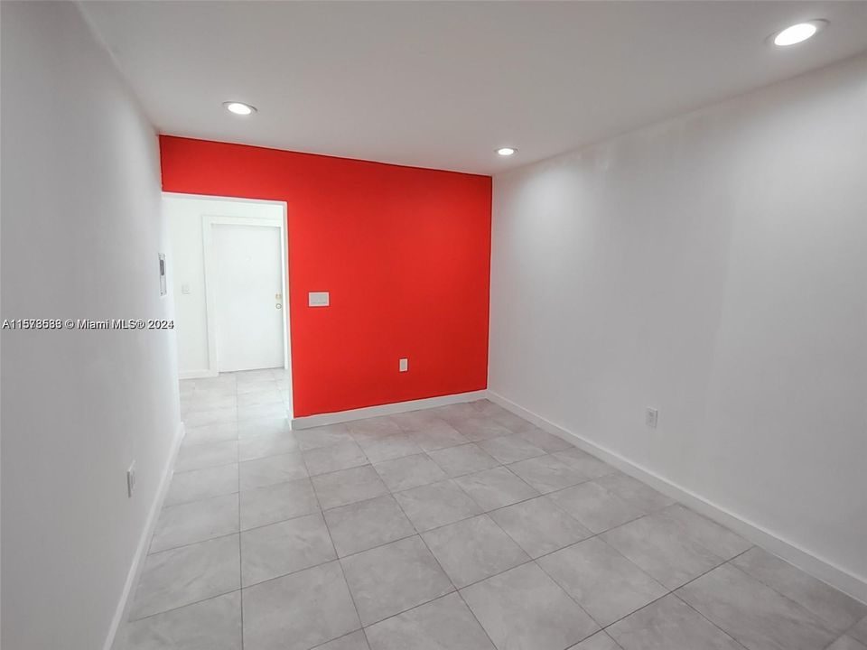 For Rent: $2,200 (2 beds, 1 baths, 749 Square Feet)