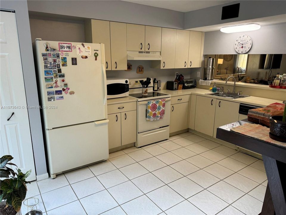 For Sale: $310,000 (2 beds, 1 baths, 1130 Square Feet)