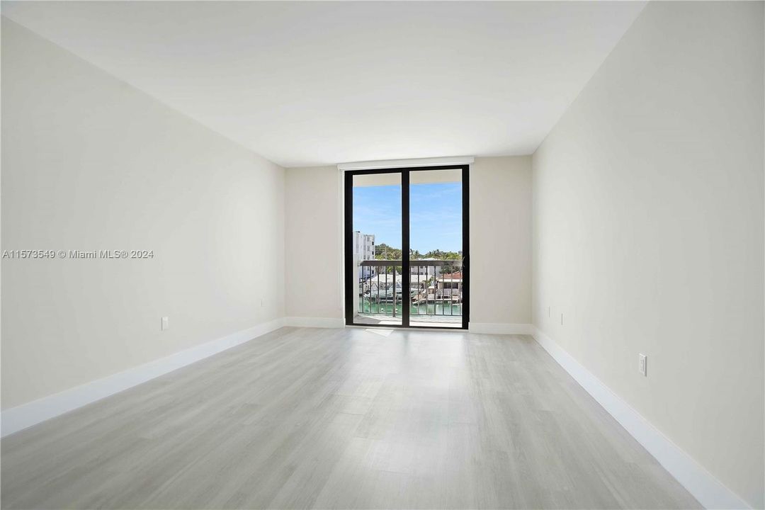 Active With Contract: $369,000 (1 beds, 1 baths, 864 Square Feet)