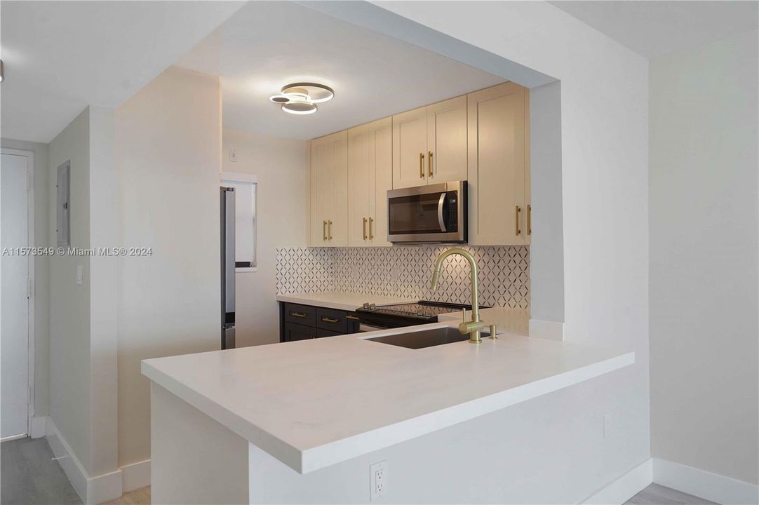 Active With Contract: $369,000 (1 beds, 1 baths, 864 Square Feet)