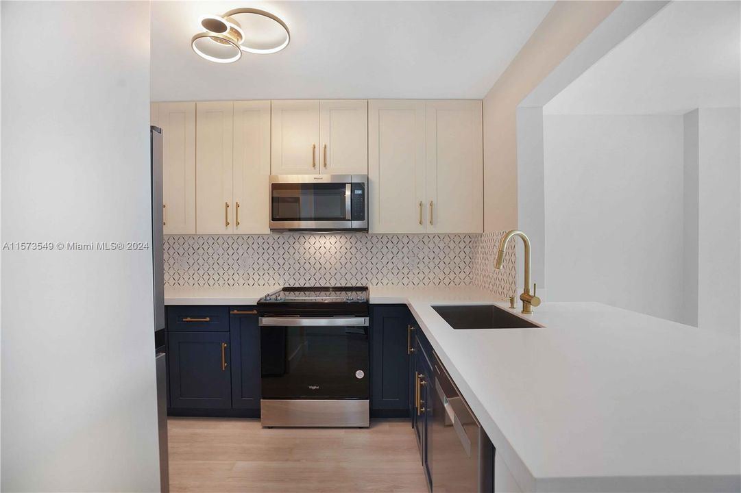 For Sale: $349,000 (1 beds, 1 baths, 864 Square Feet)