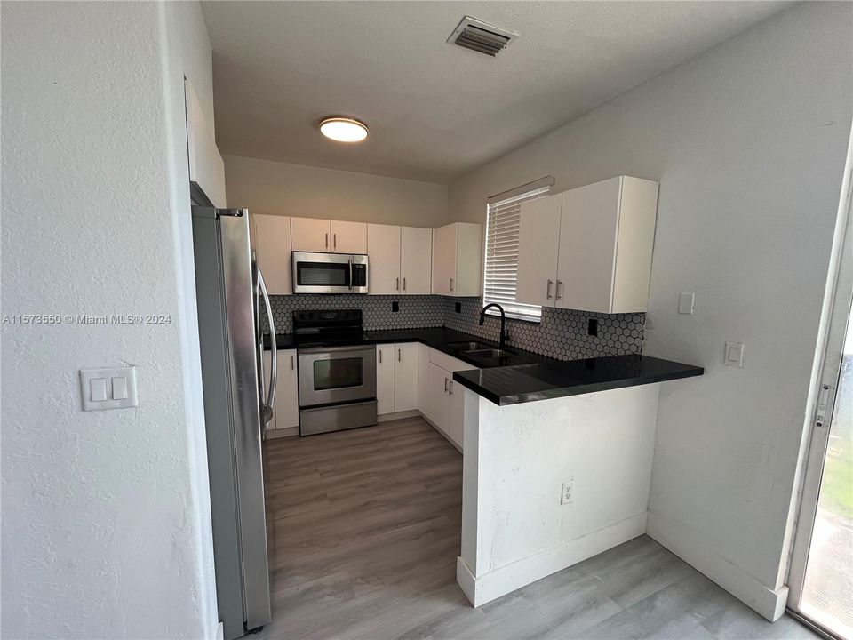Active With Contract: $2,500 (3 beds, 3 baths, 1423 Square Feet)