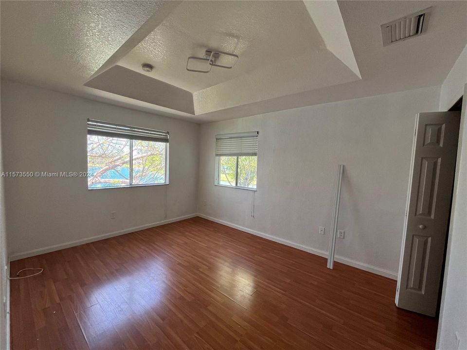 For Rent: $2,600 (3 beds, 2 baths, 1423 Square Feet)