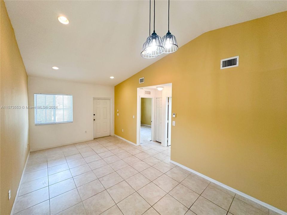 For Sale: $228,000 (2 beds, 2 baths, 815 Square Feet)