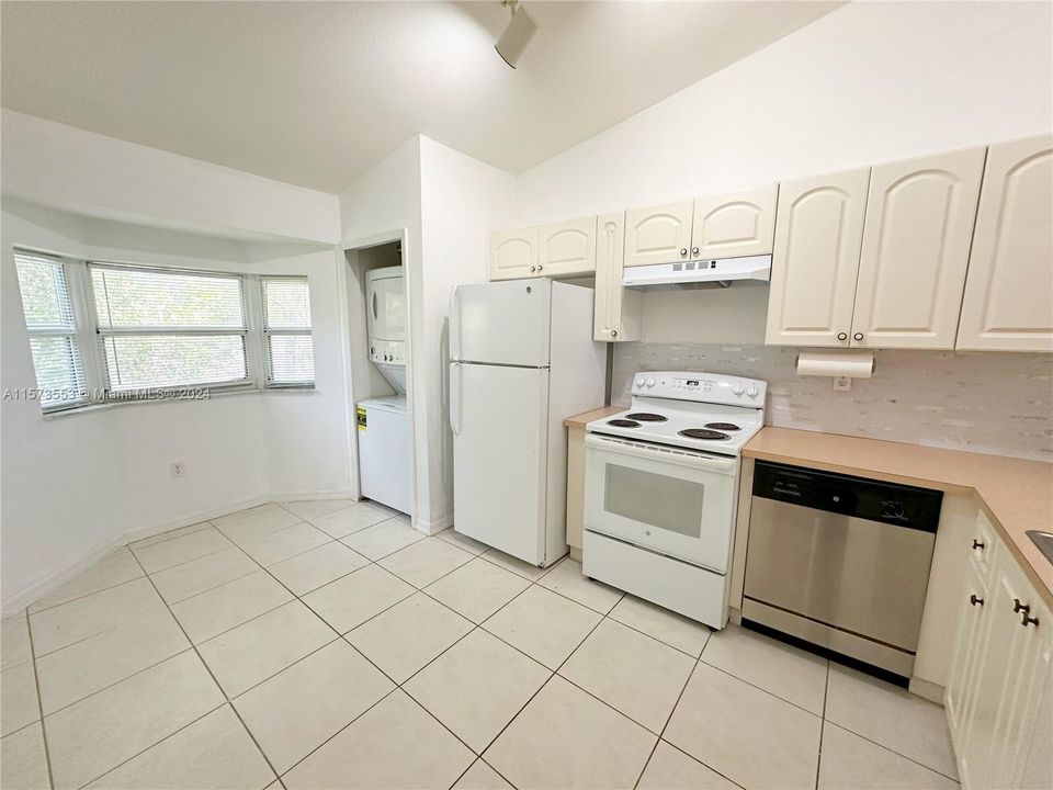 For Sale: $228,000 (2 beds, 2 baths, 815 Square Feet)