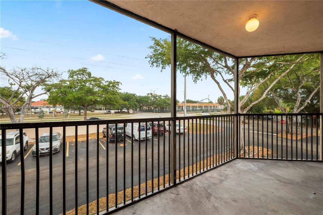 Active With Contract: $205,000 (1 beds, 1 baths, 770 Square Feet)