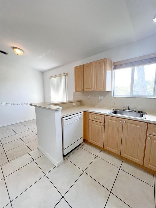 For Rent: $2,150 (3 beds, 2 baths, 1024 Square Feet)