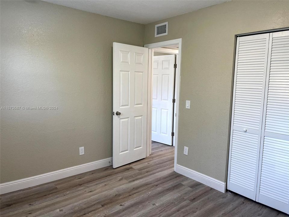For Sale: $185,000 (2 beds, 1 baths, 990 Square Feet)
