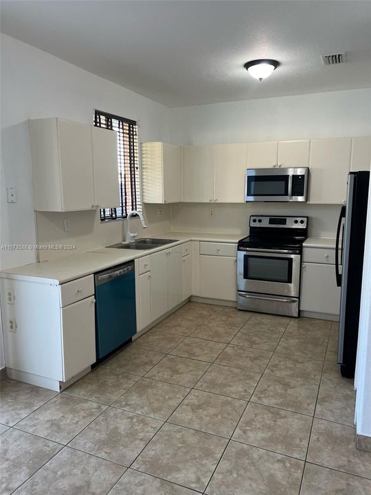 For Rent: $2,200 (3 beds, 2 baths, 1302 Square Feet)