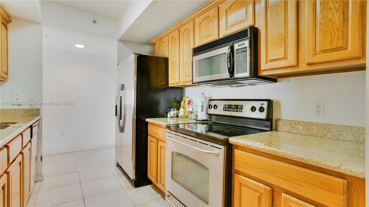 For Sale: $315,000 (1 beds, 1 baths, 742 Square Feet)