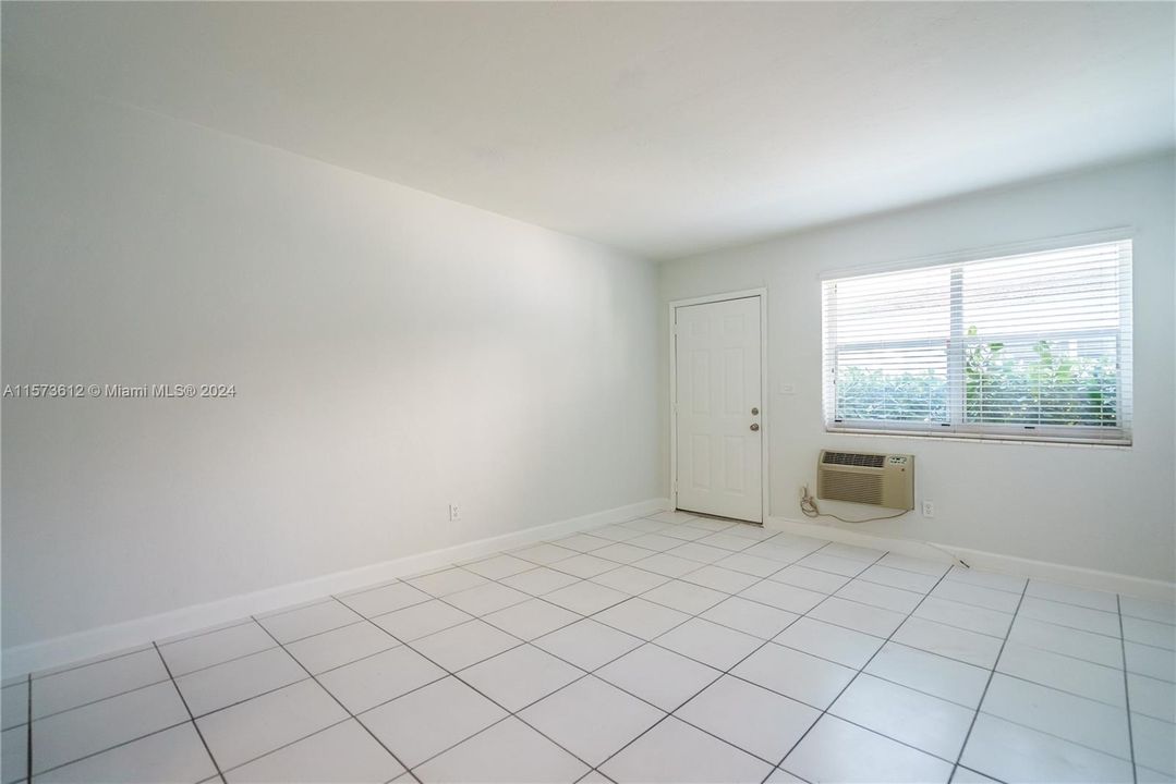 Active With Contract: $1,600 (0 beds, 1 baths, 450 Square Feet)
