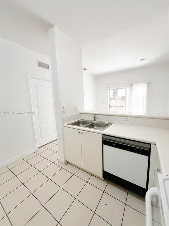 Active With Contract: $1,800 (2 beds, 2 baths, 914 Square Feet)