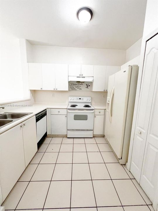 Active With Contract: $1,800 (2 beds, 2 baths, 914 Square Feet)