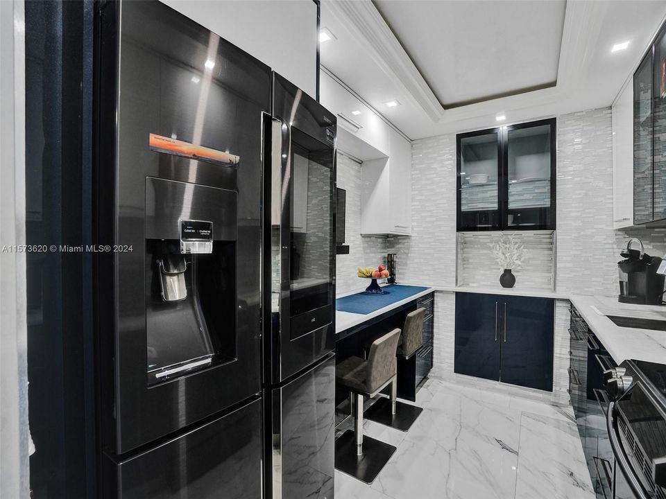 For Sale: $379,000 (1 beds, 1 baths, 695 Square Feet)