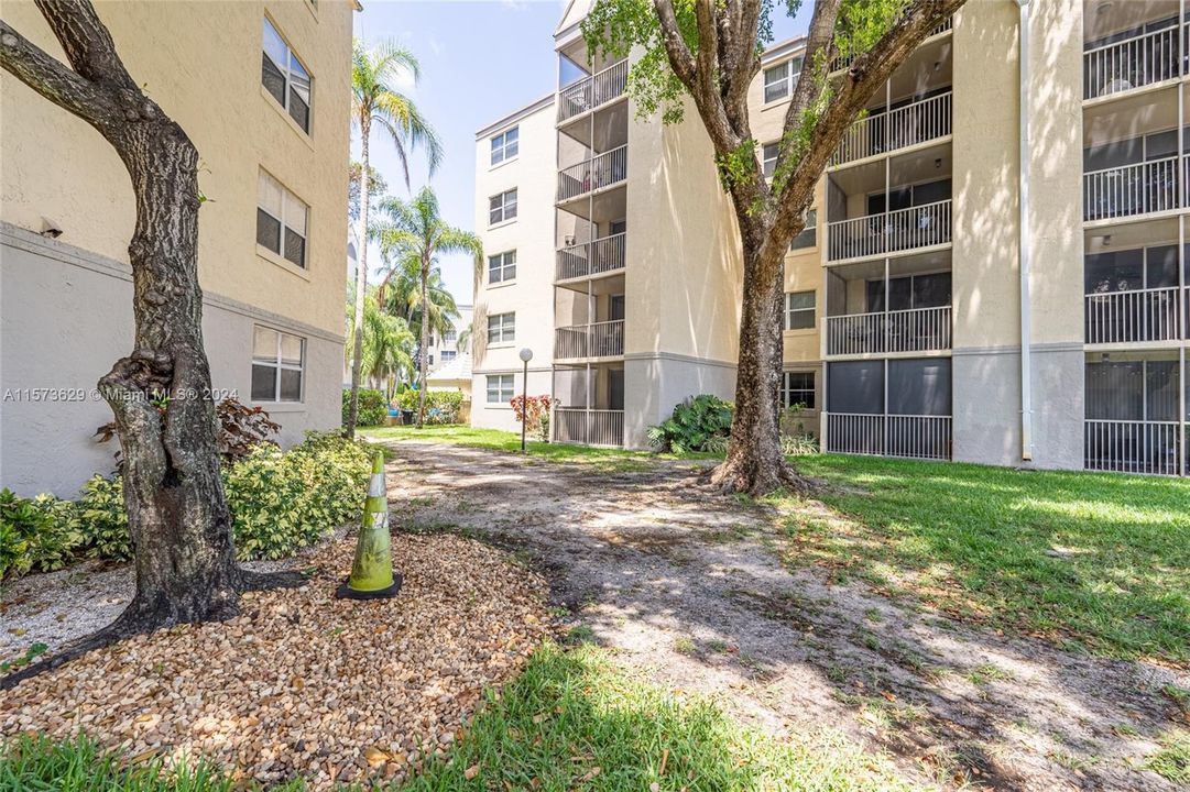 For Sale: $349,000 (2 beds, 2 baths, 1197 Square Feet)